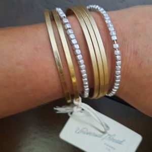 FREE  Universal thread bracelet